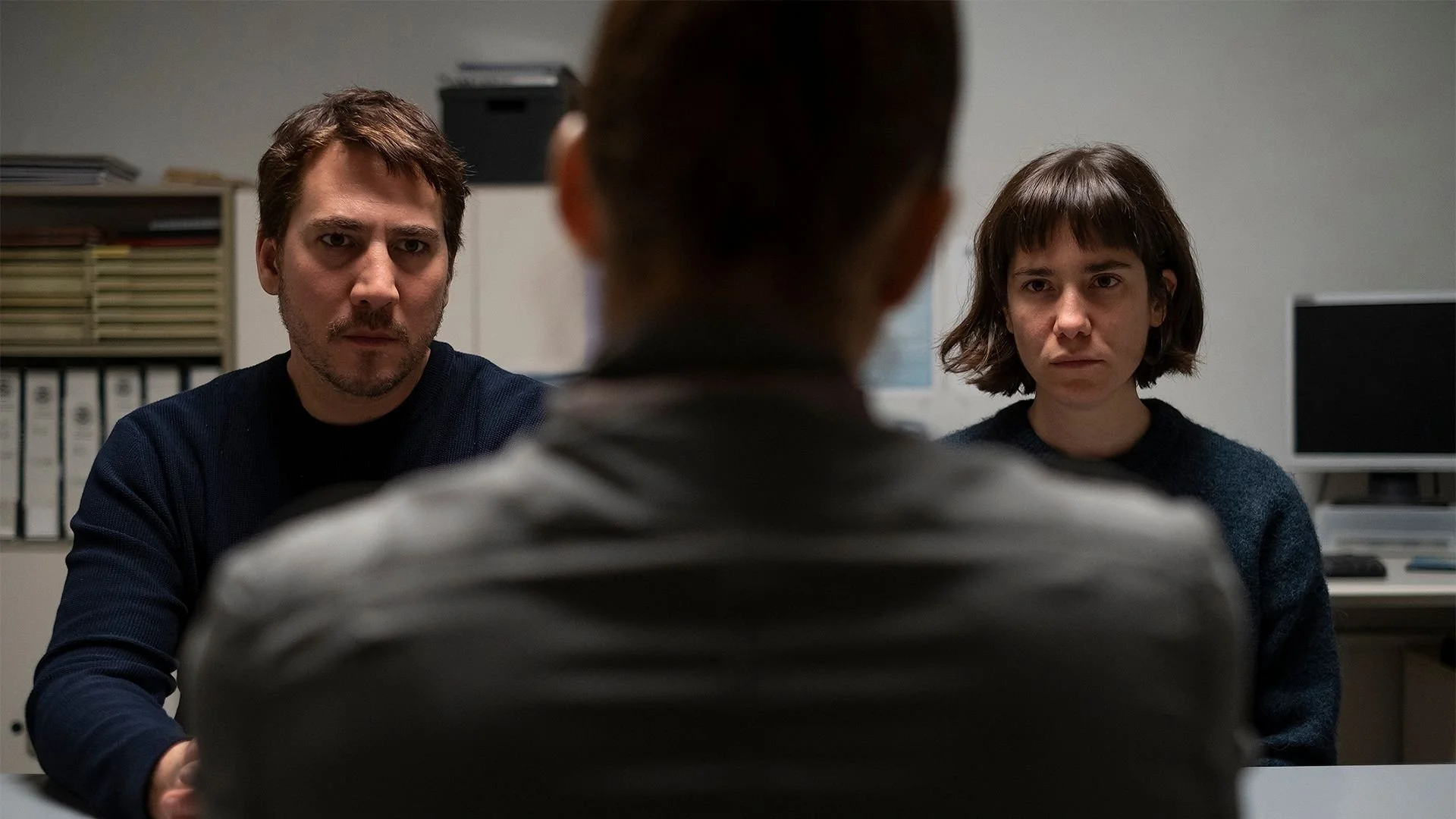 Backdrop de Upon Entry (La llegada)