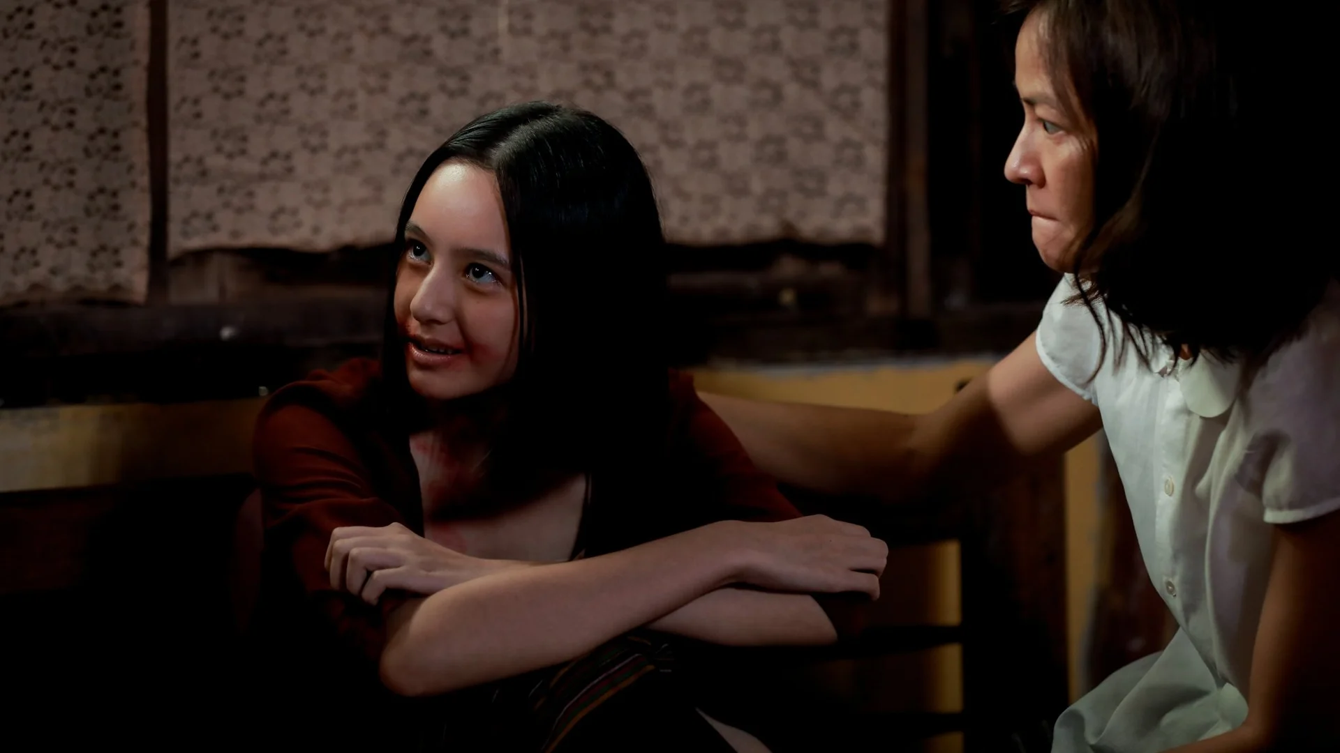 Backdrop de Thi Yot – Susurros Mortales