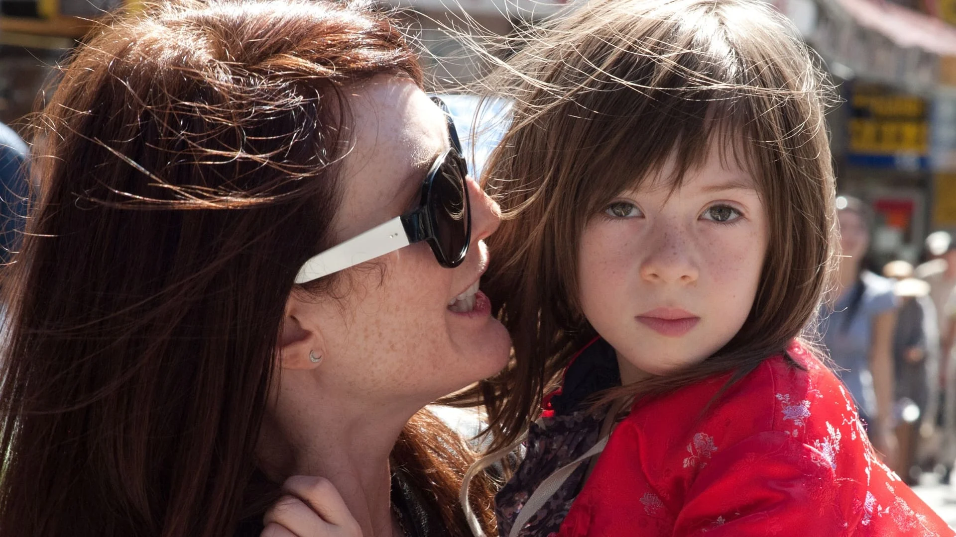 Backdrop de ¿Qué hacemos con Maisie?