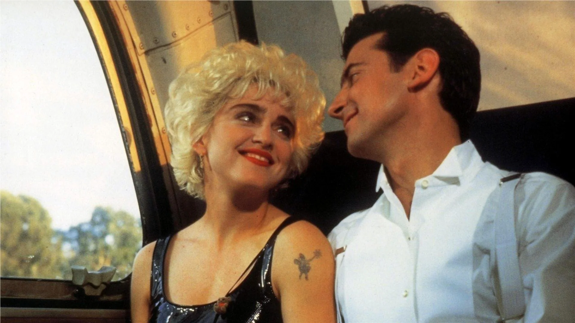 Backdrop de ¿Quién es esa chica?