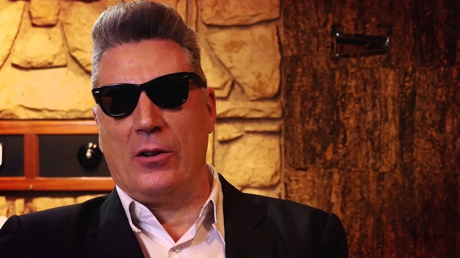 Backdrop de Loquillo: El creyente