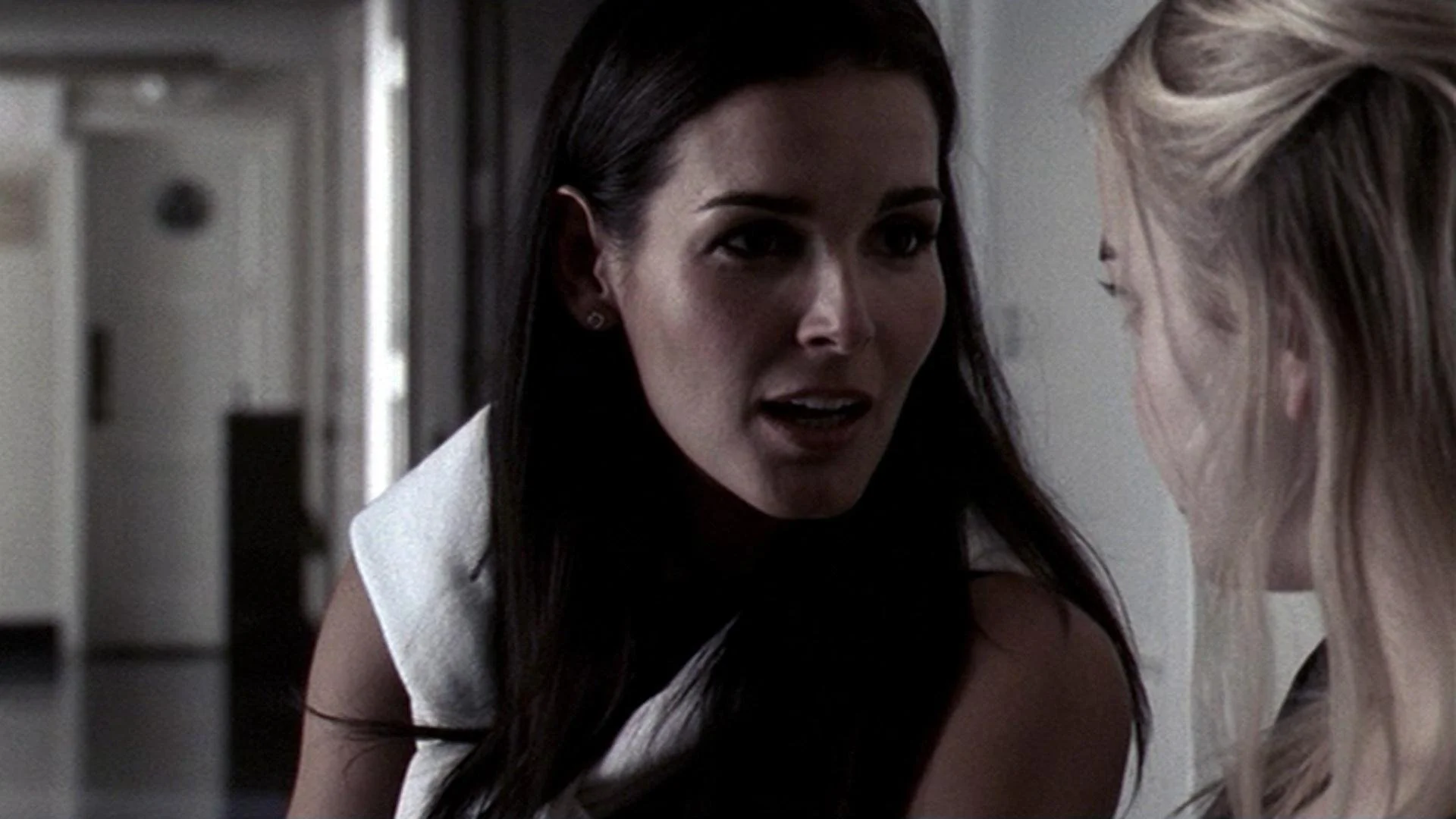 Backdrop de Glass House: The Good Mother