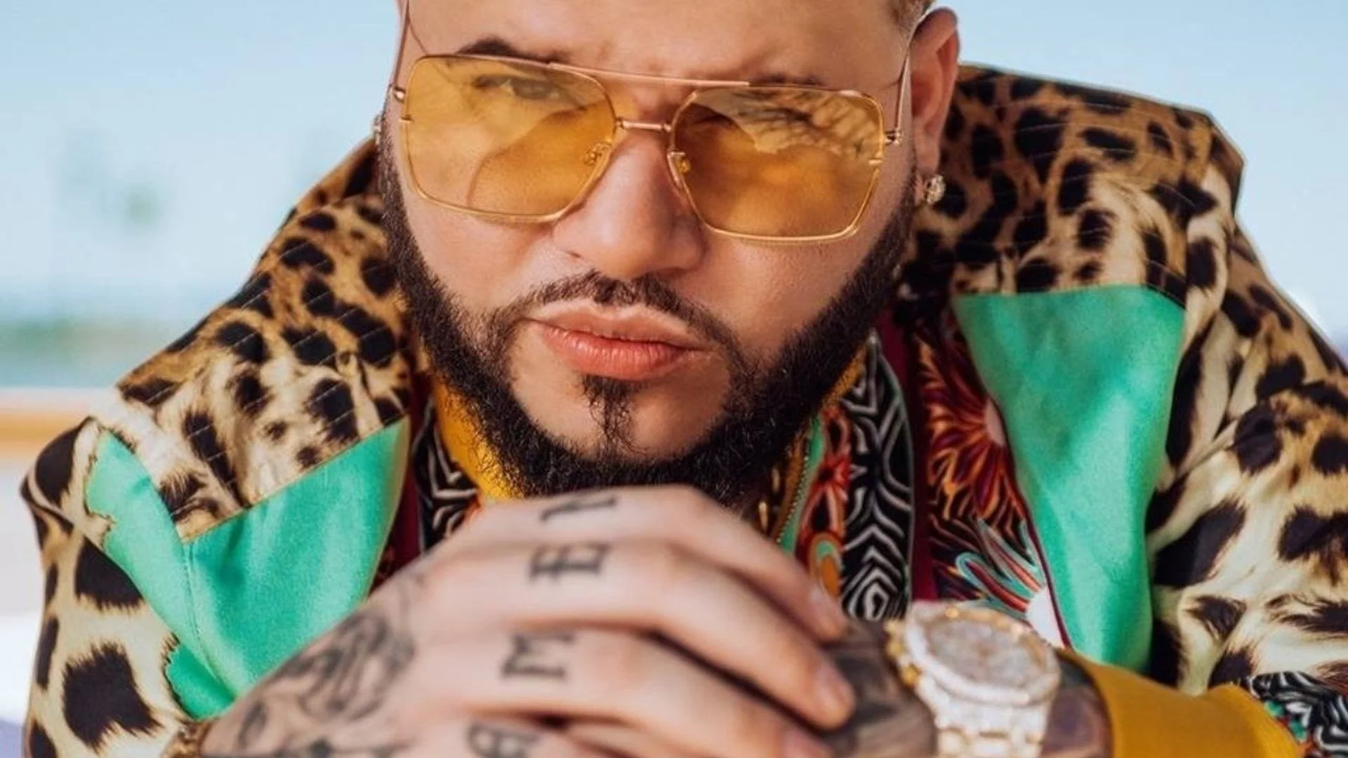 Backdrop de Farruko: En letra de oro