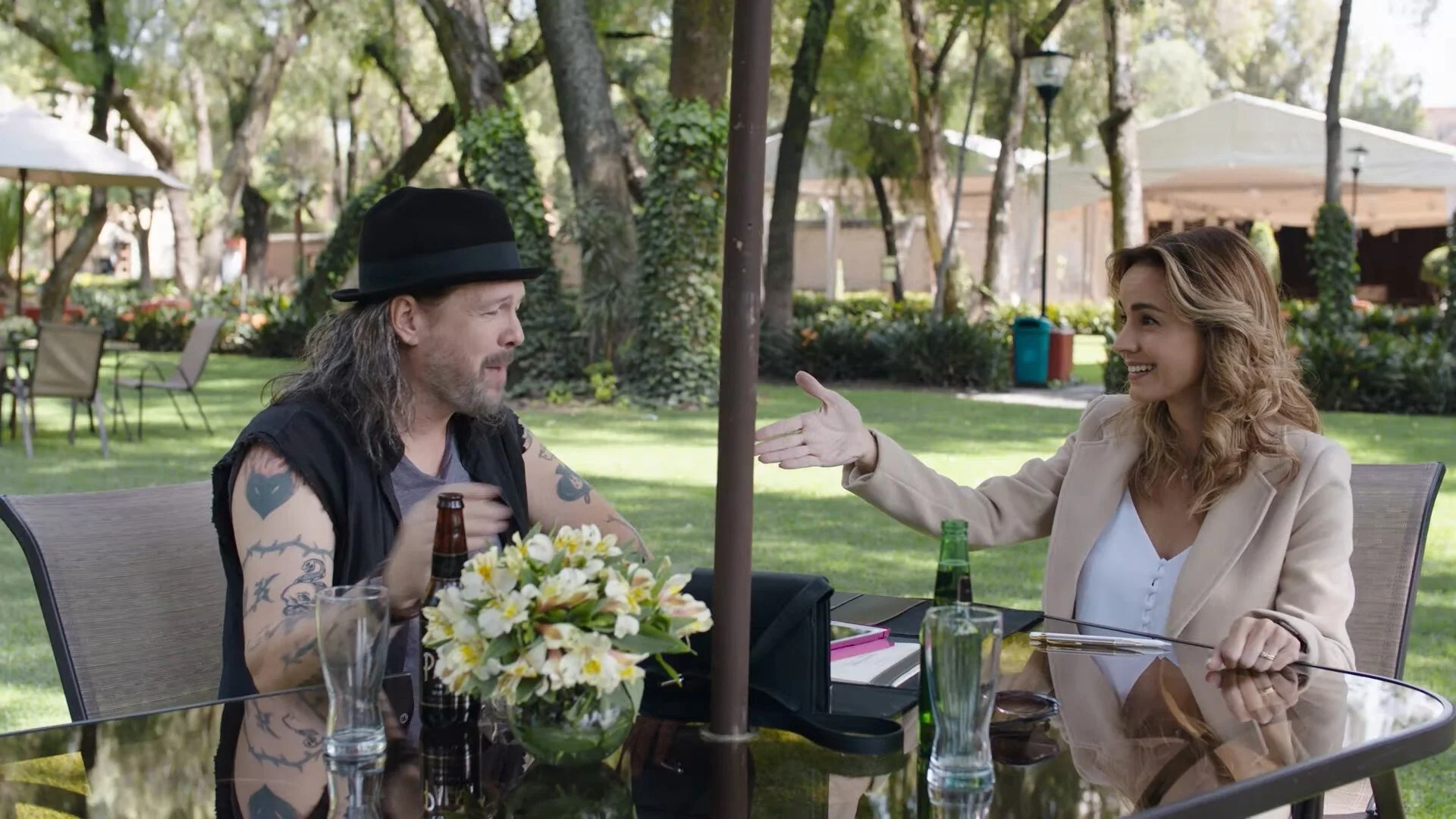 Backdrop de Ni tuyo, ni mía