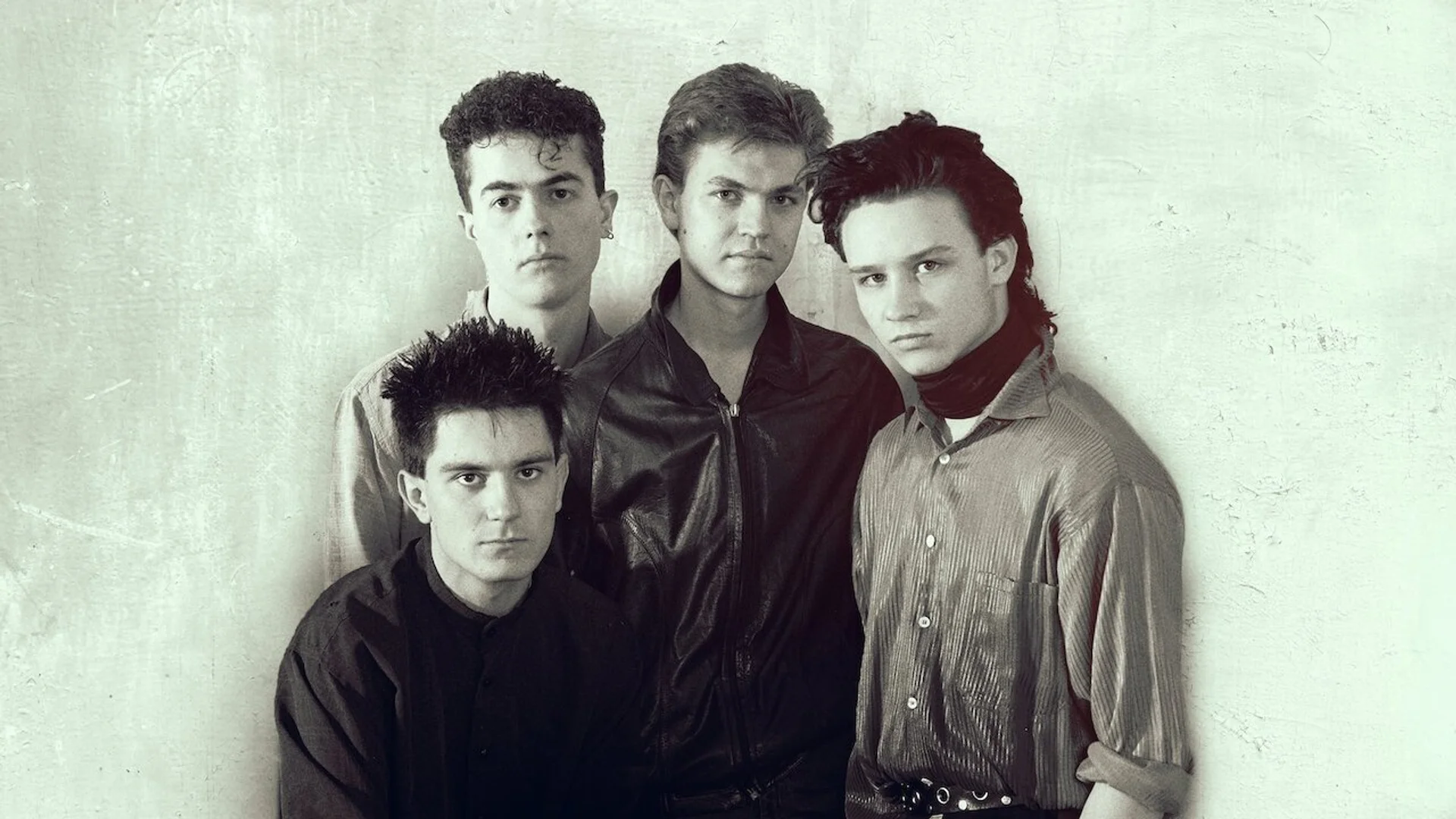 Backdrop de Héroes: silencio y rock &amp; roll