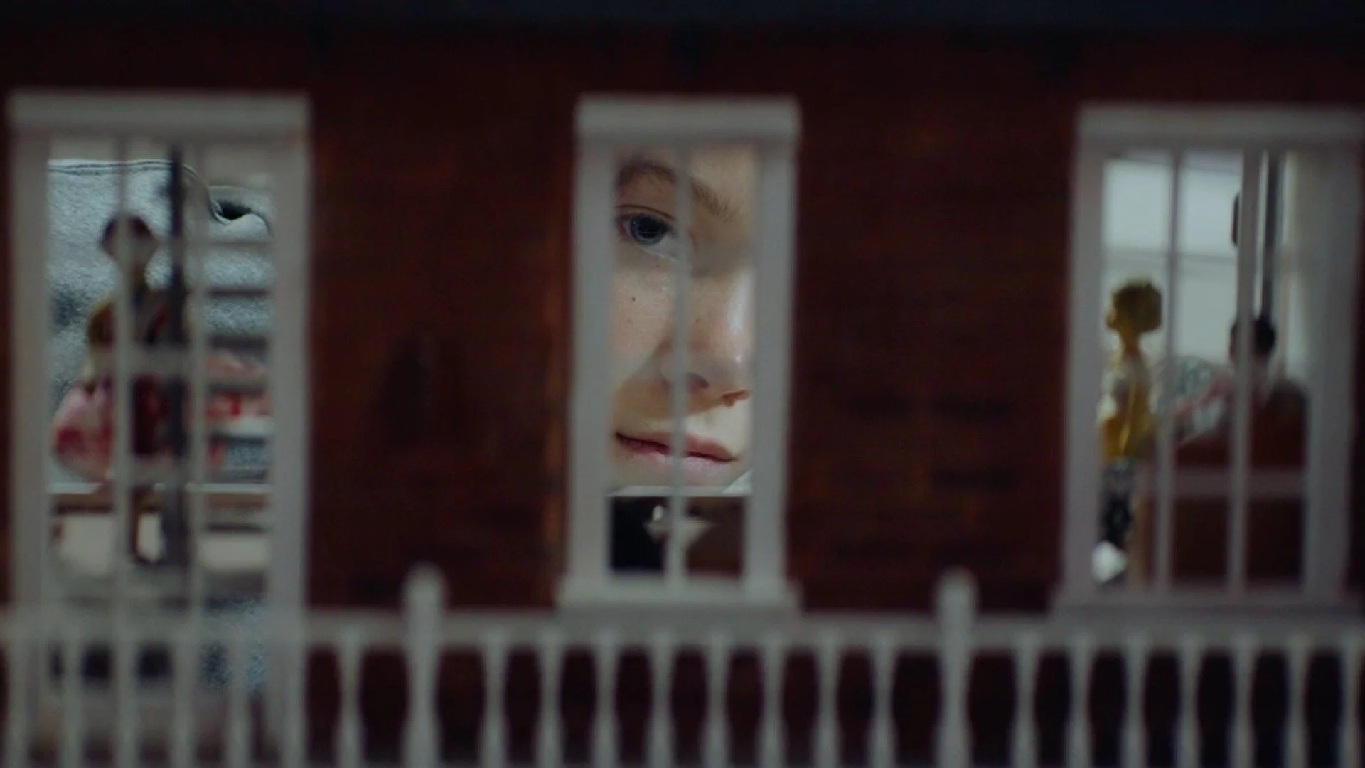 Backdrop de While We Sleep