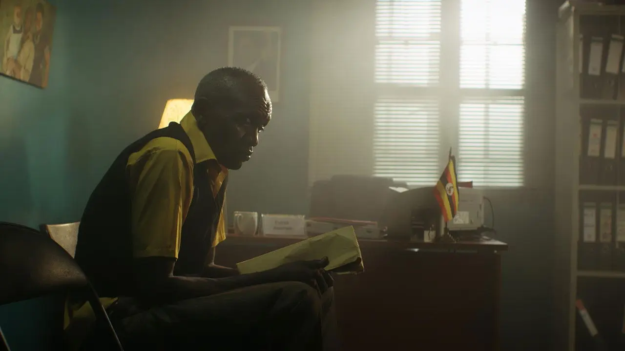 La chica de la sudadera amarilla