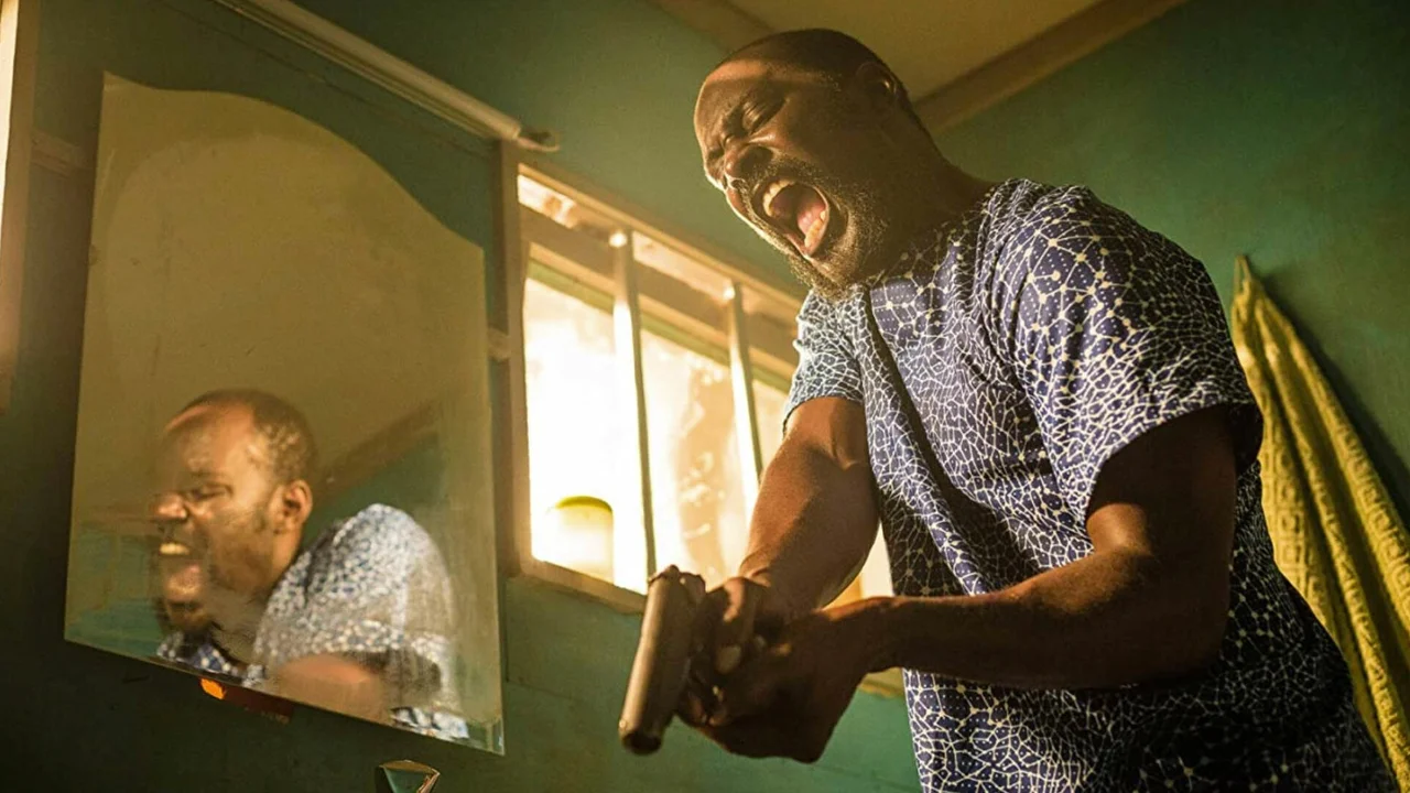 La chica de la sudadera amarilla